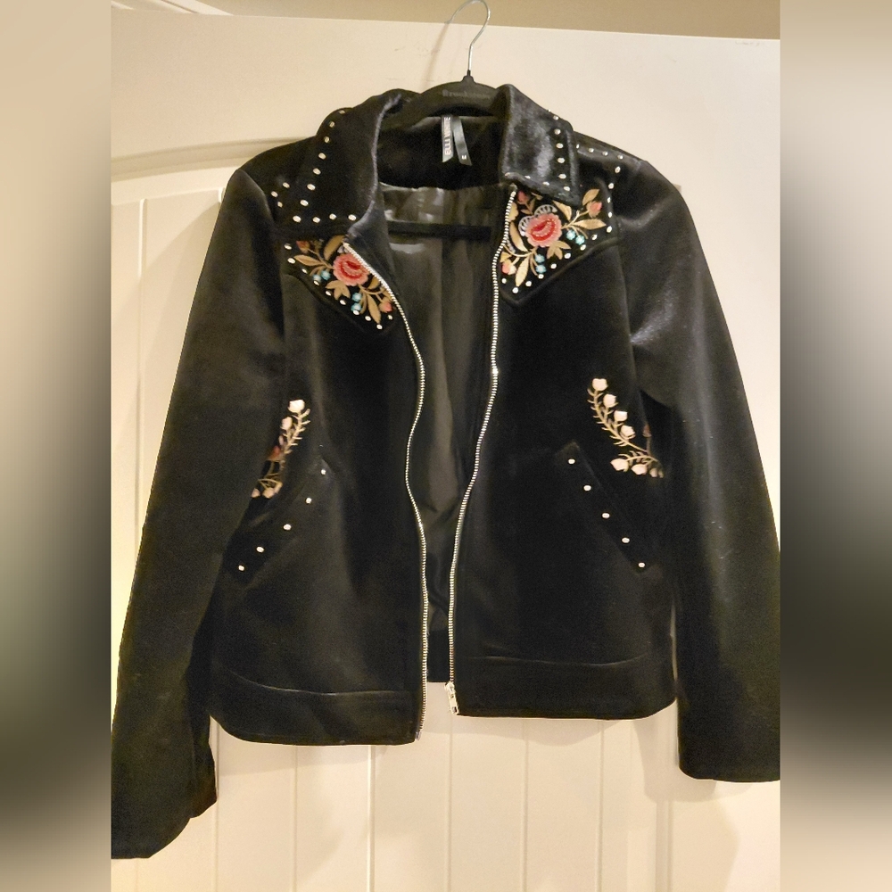 Elli White Black Velvet jacket W/ floral embroidery and studs Size M (Runs Sm)